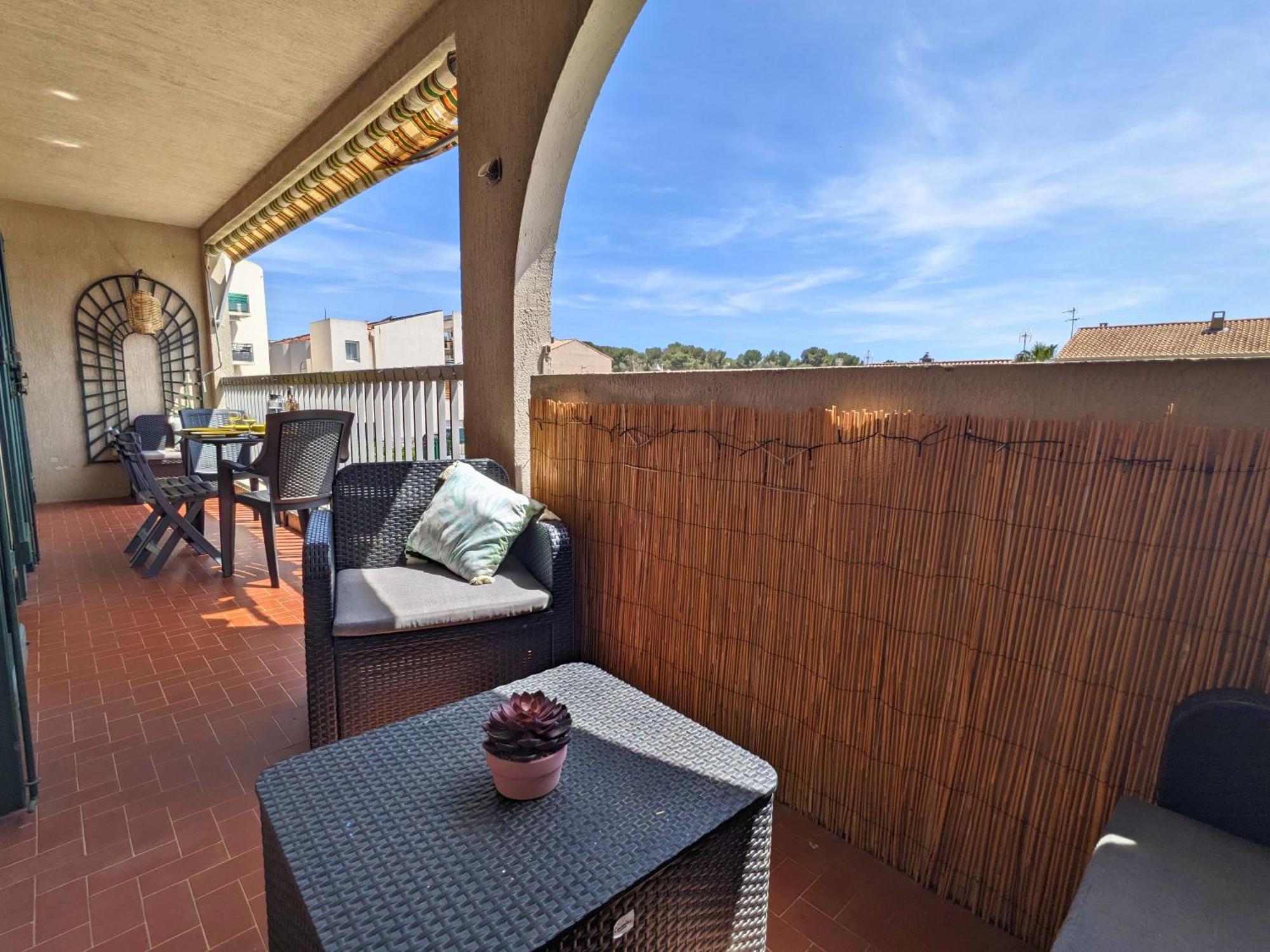Terrasse Plein Sud - Climatisation - Netflix - Lit Queen Size - 2Min Centre-Ville - 6Min Plages Parking Prive - 56M2 - L'Olivine - Offre Speciale La Londe-les-Maures