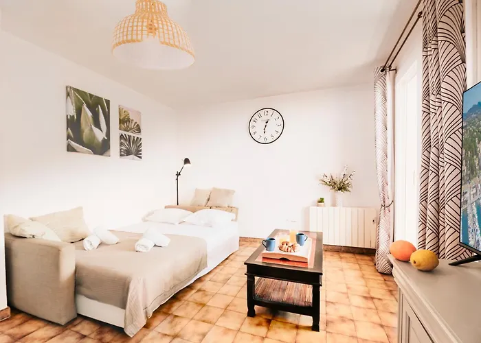 Special Couple & Famille - Lit Queen Size - Netflix - Climatisation - Terrasse Plein Sud - 2 Min Centre-Ville - 6 Min Mer - Parking Prive - Offre Speciale