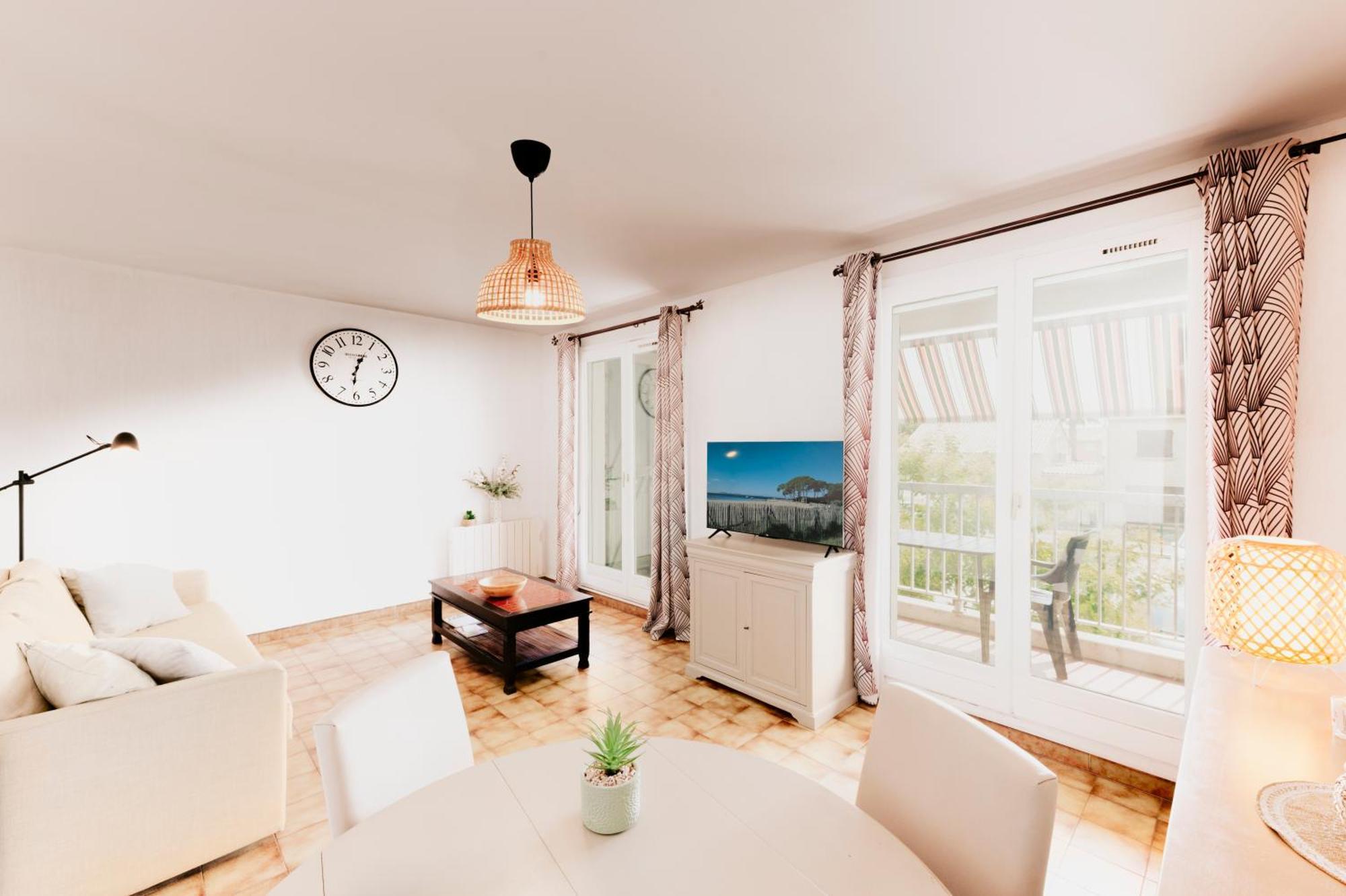 Terrasse Plein Sud - Climatisation - Netflix - Lit Queen Size - 2Min Centre-Ville - 6Min Plages Parking Prive - 56M2 - L'Olivine - Offre Speciale La Londe-les-Maures