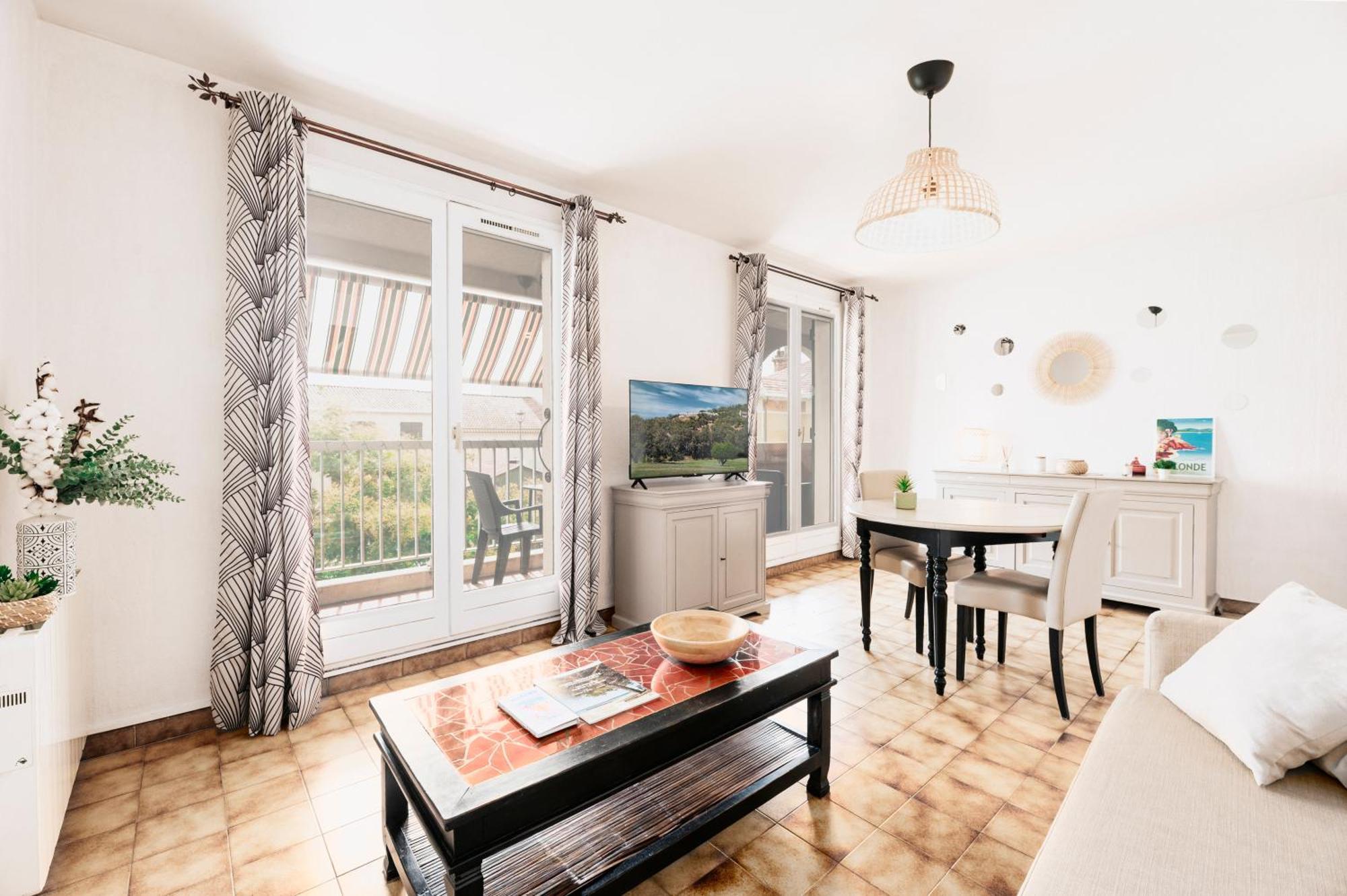 Apartment Special Couple & Famille - Lit Queen Size - Netflix - Climatisation - Terrasse Plein Sud - 2 Min Centre-ville - 6 Min - Parking Prive - Speciale *